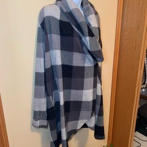 Cuddle Duds. Fleece topper with pockets